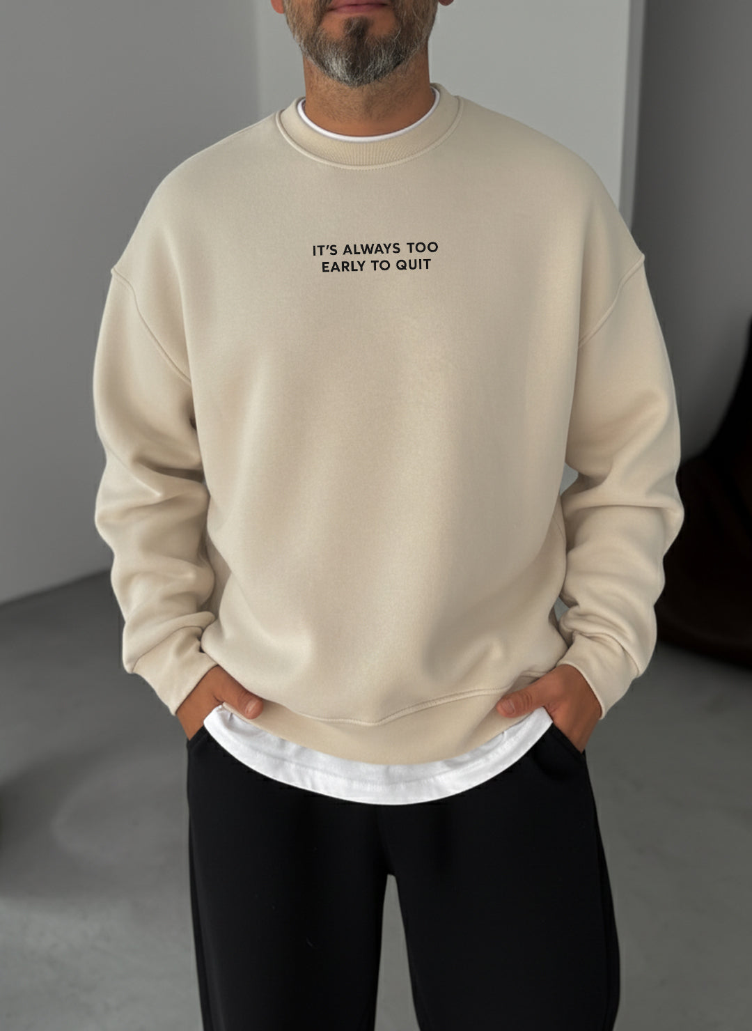 Never Quit Motivational Crewneck - Beige Broek