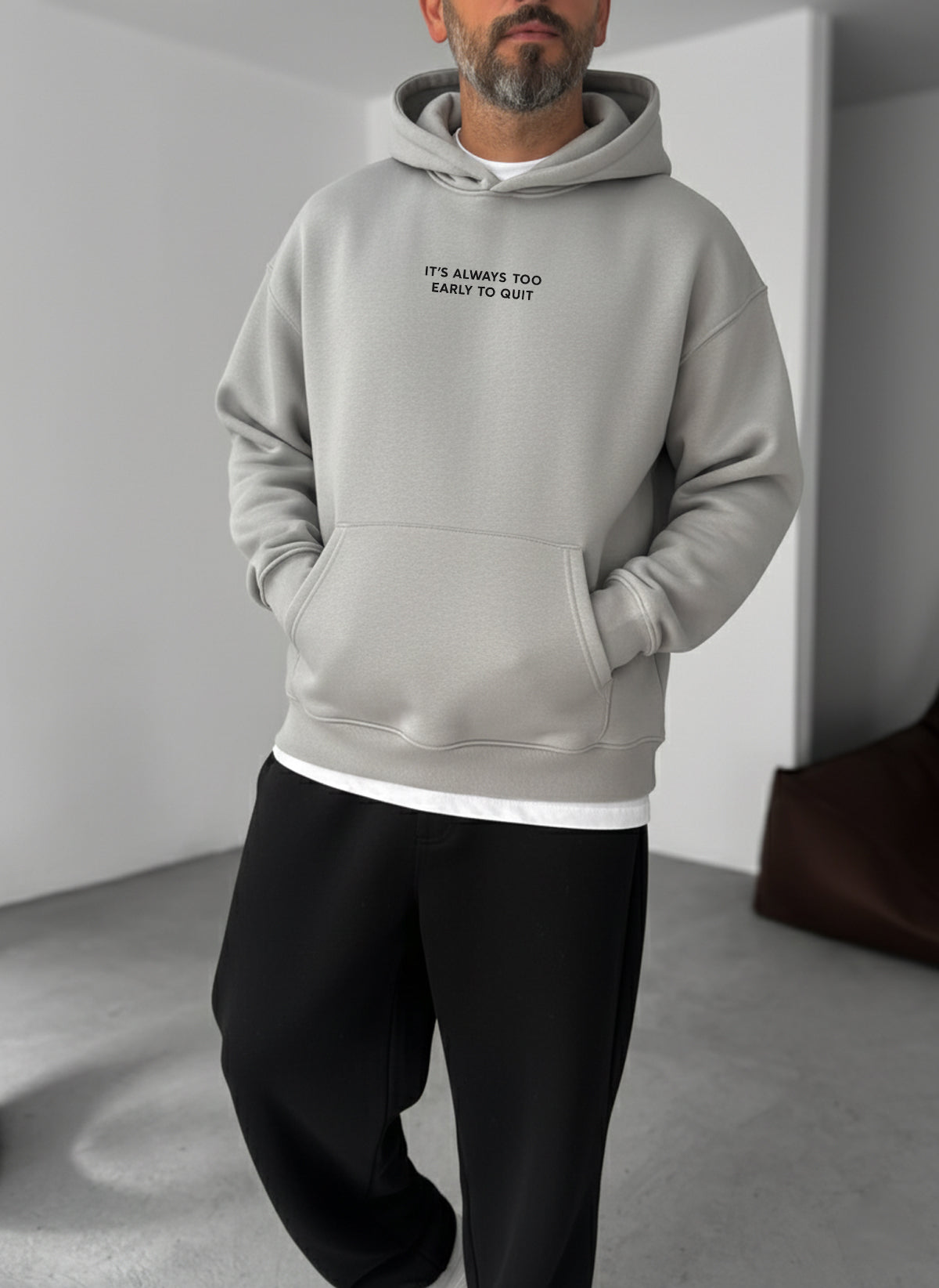 Never Quit Motivational Hoodie - Silver Broek