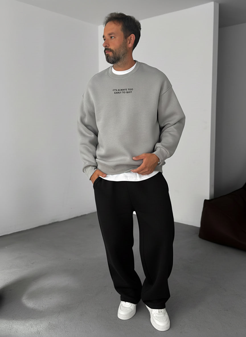 Never Quit Motivational Crewneck - Silver Broek