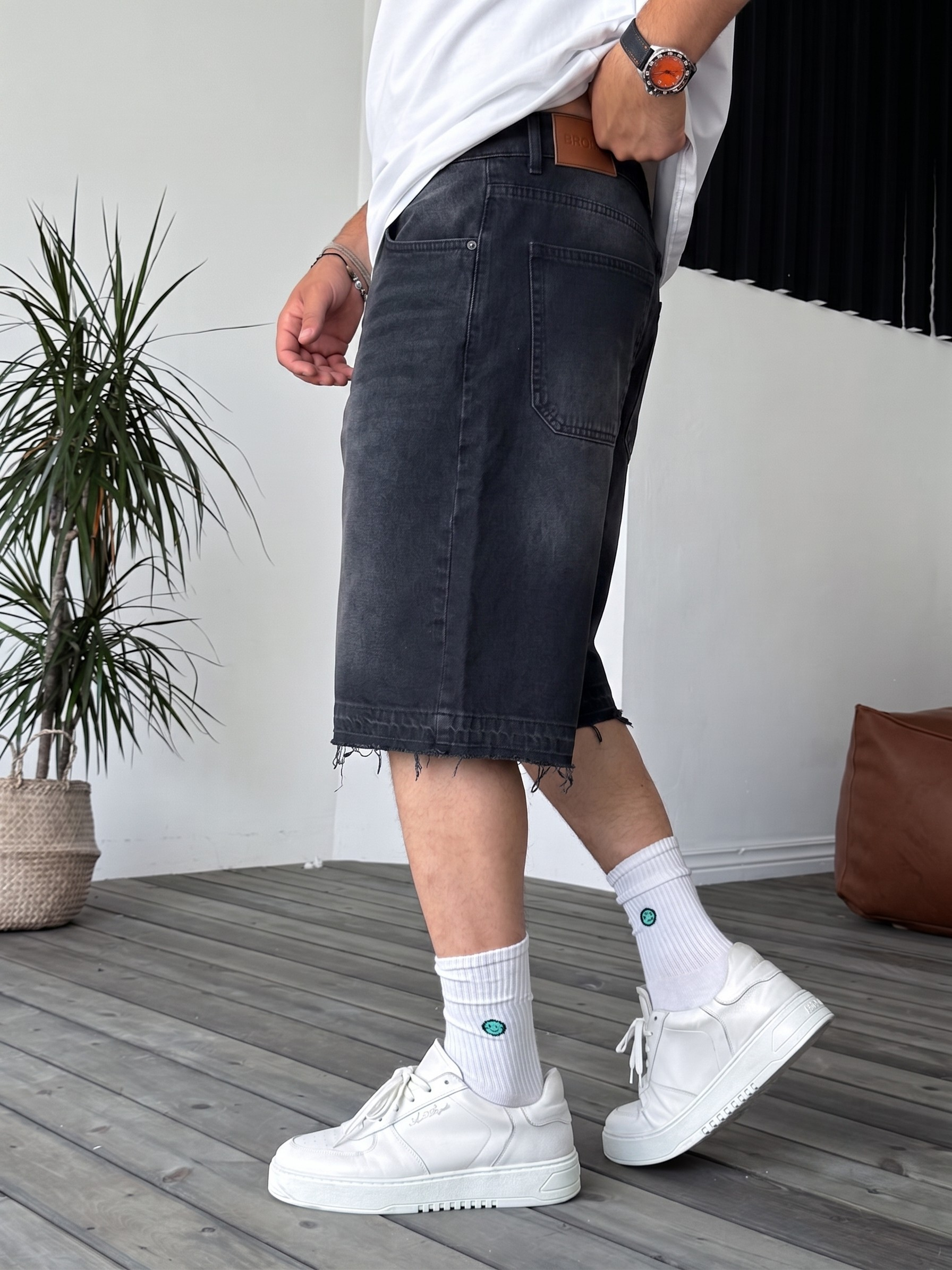 Black Wash Unfinished Hem Denim Shorts