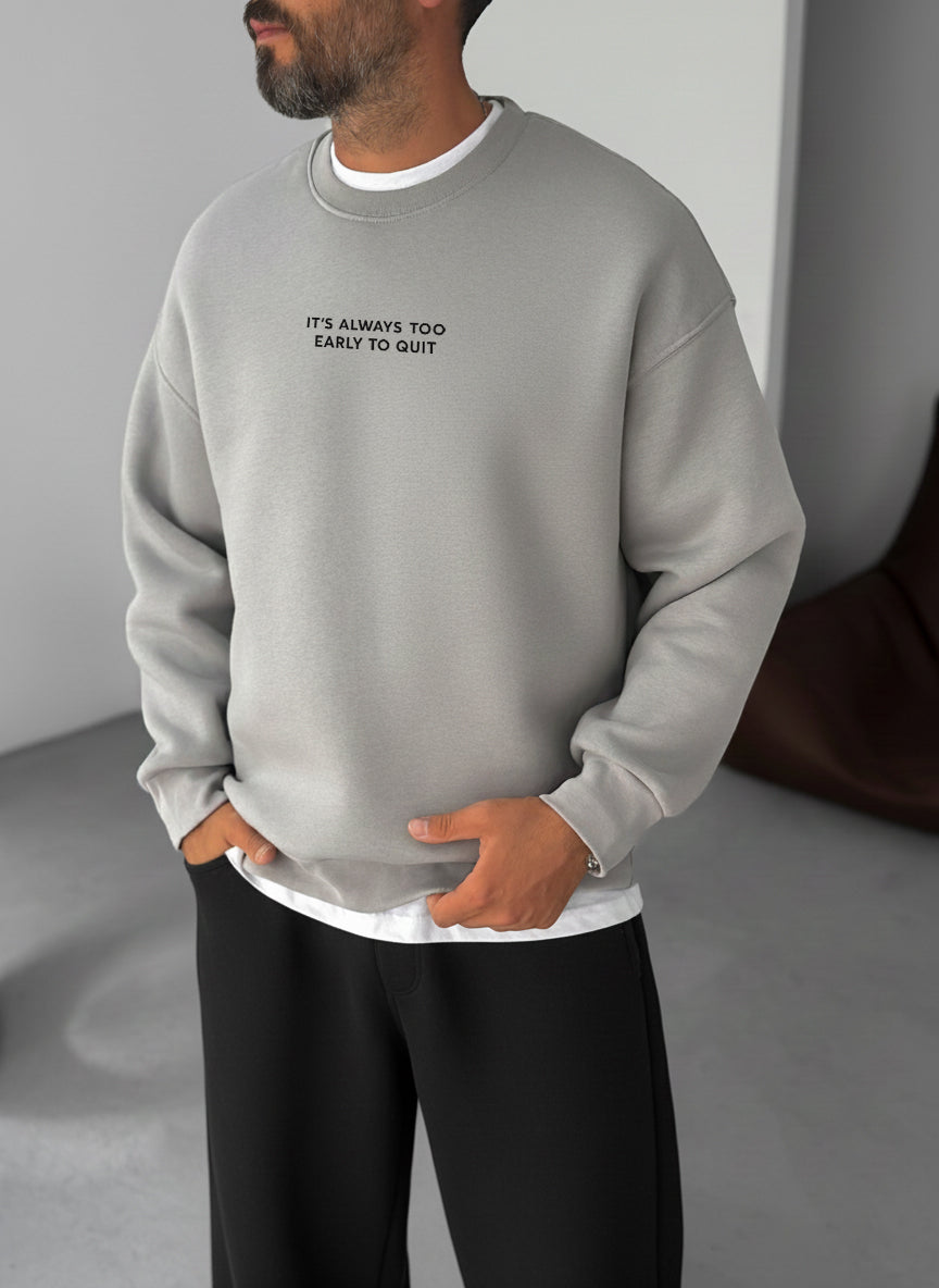 Never Quit Motivational Crewneck - Silver Broek