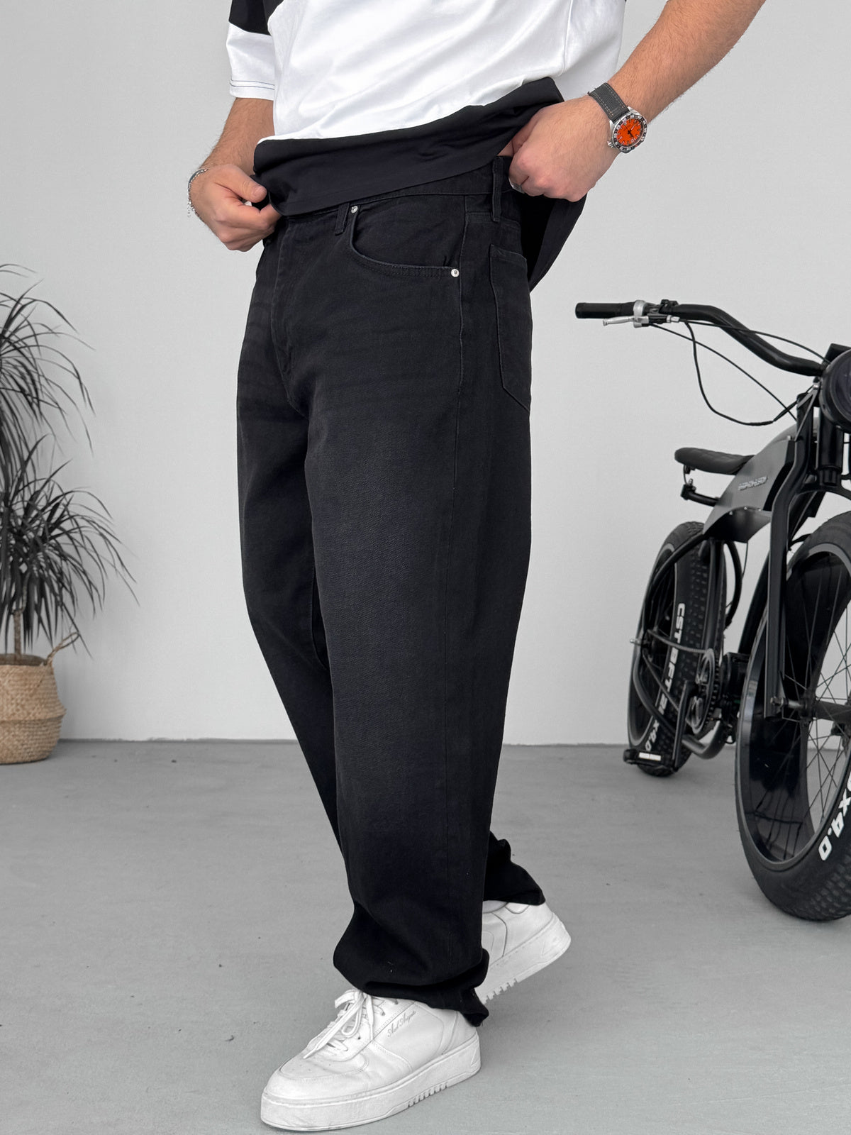Black Relaxed Fit Denim Jeans - Premium Comfort