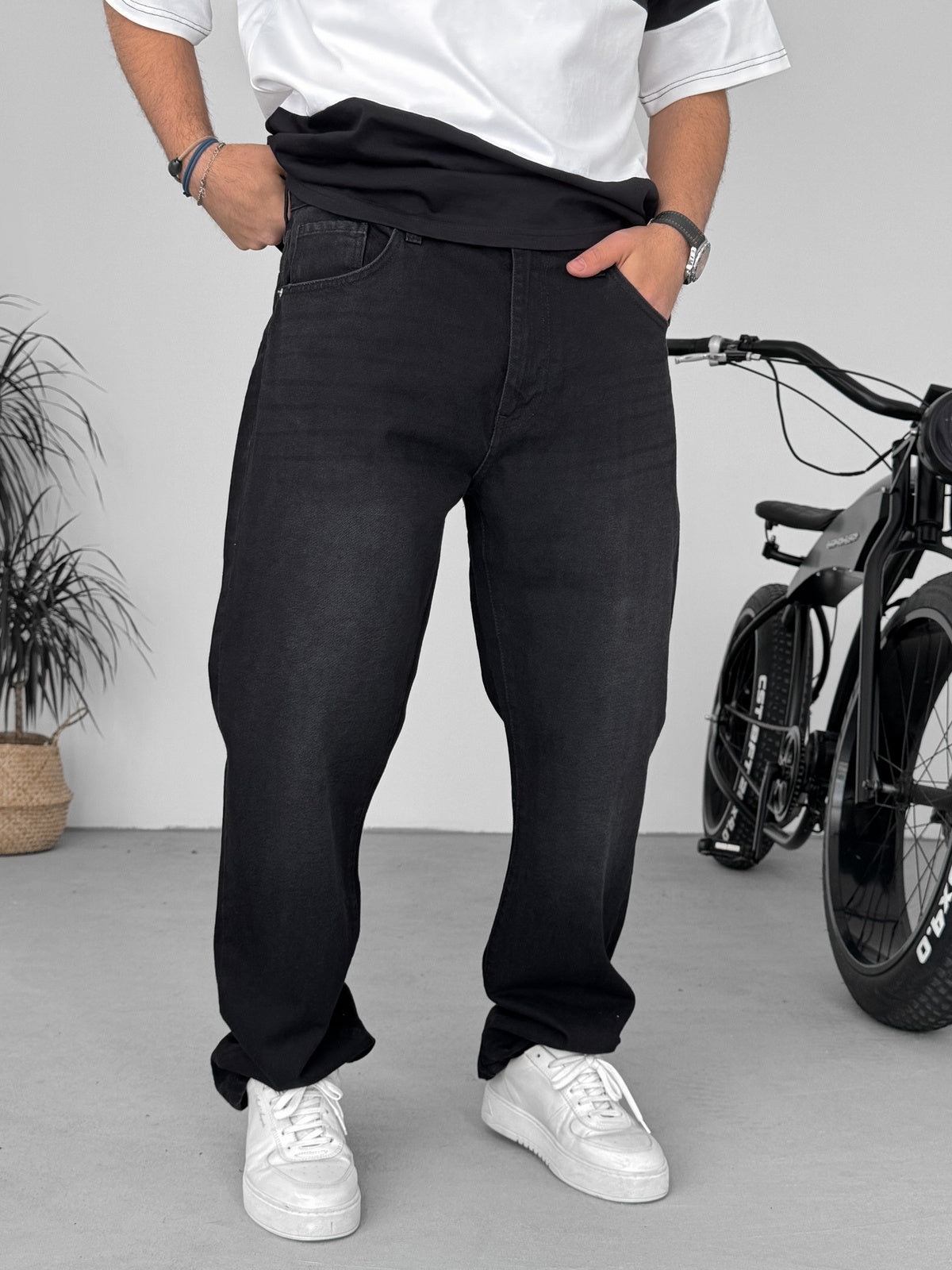 Black Relaxed Fit Denim Jeans - Premium Comfort