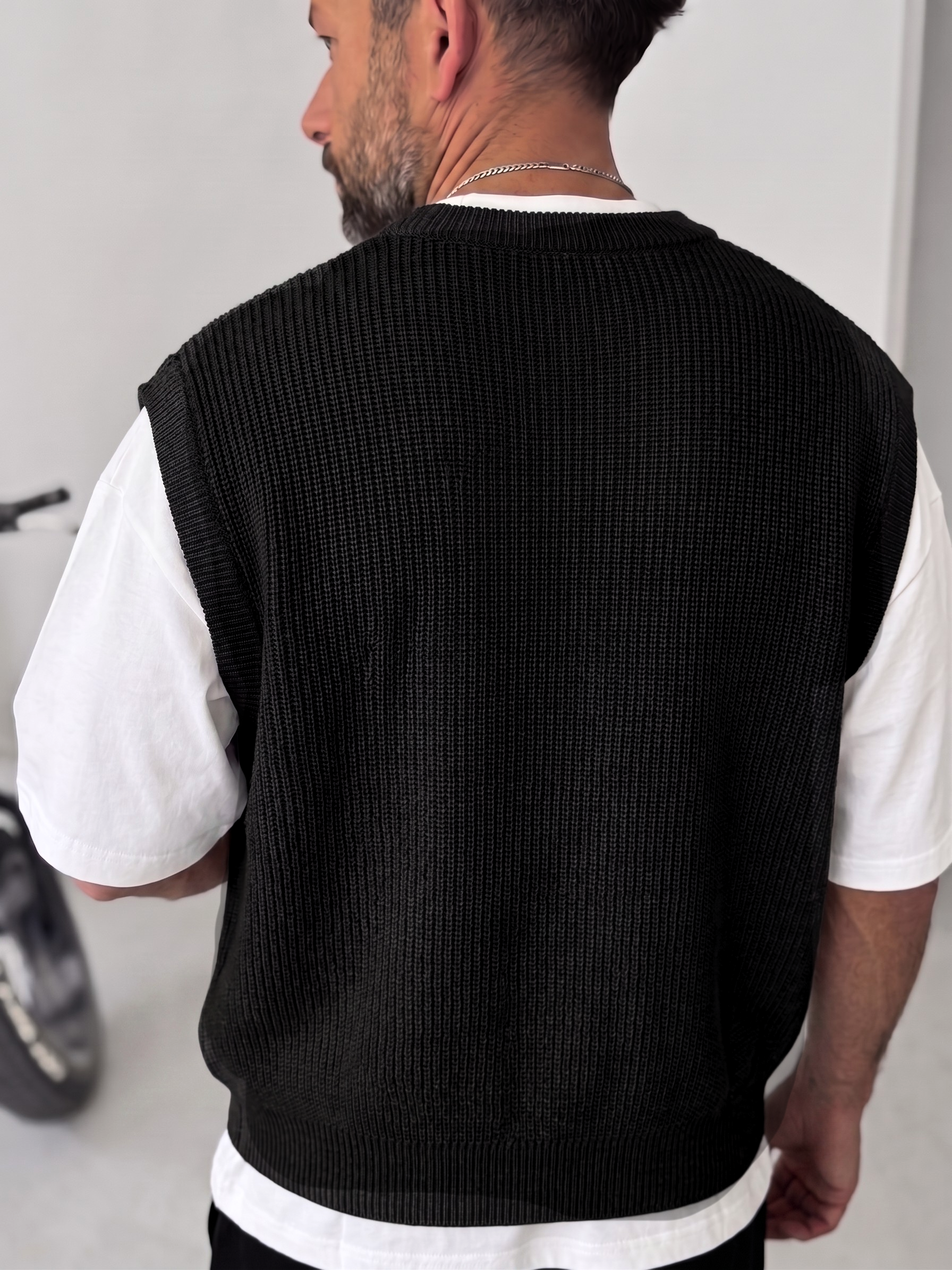 Black Sleeveless Knit Vest – V-Neck
