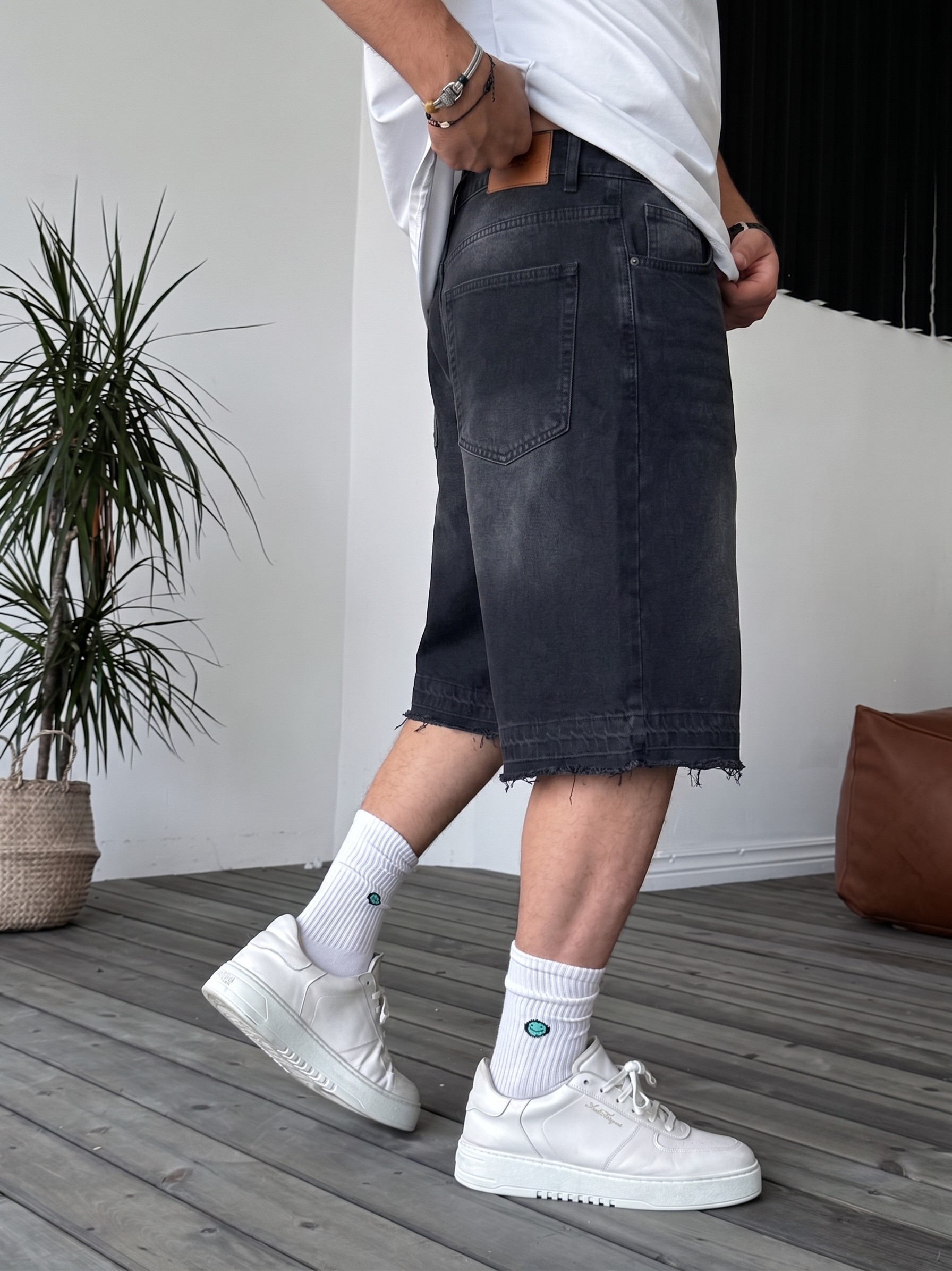 Black Wash Unfinished Hem Denim Shorts