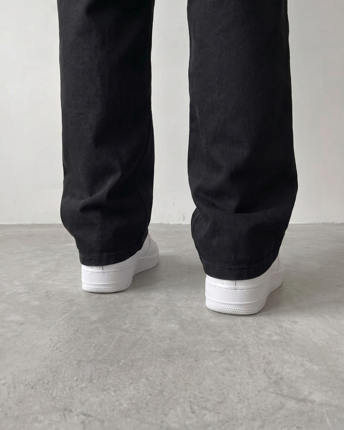 BROEK jet black relaxed fit denim jeans - hem detail