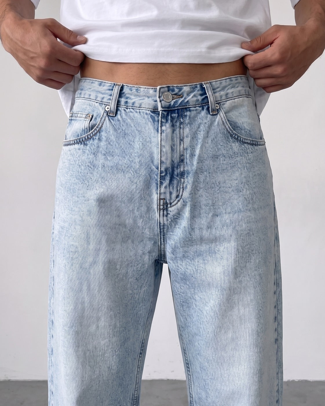 BROEK light blue relaxed fit denim jeans - waistband and silver button detail