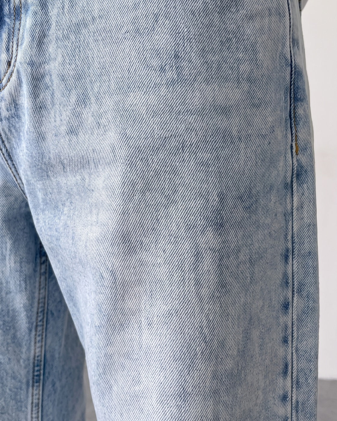 BROEK light blue relaxed fit denim jeans - fabric and wash close-up