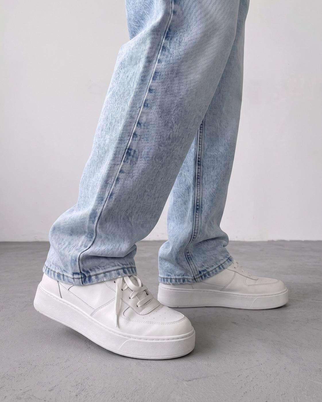BROEK light blue relaxed fit denim jeans - hem detail