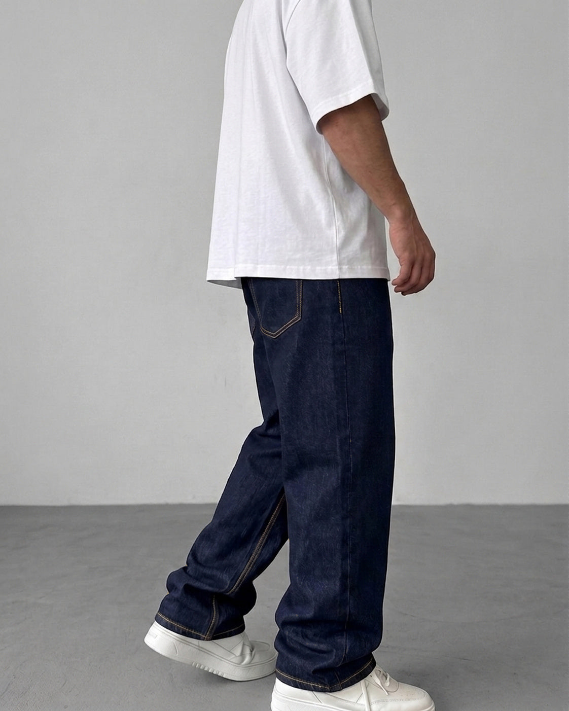 BROEK Raw Denim Relaxed Fit Jeans - side fit