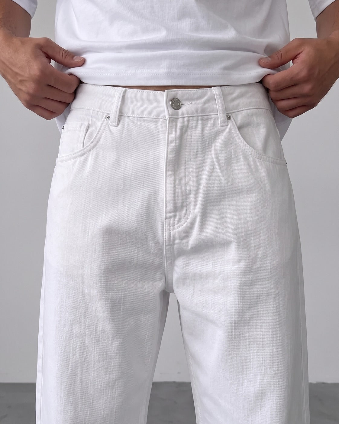 BROEK white relaxed fit denim jeans - waistband and silver button detail
