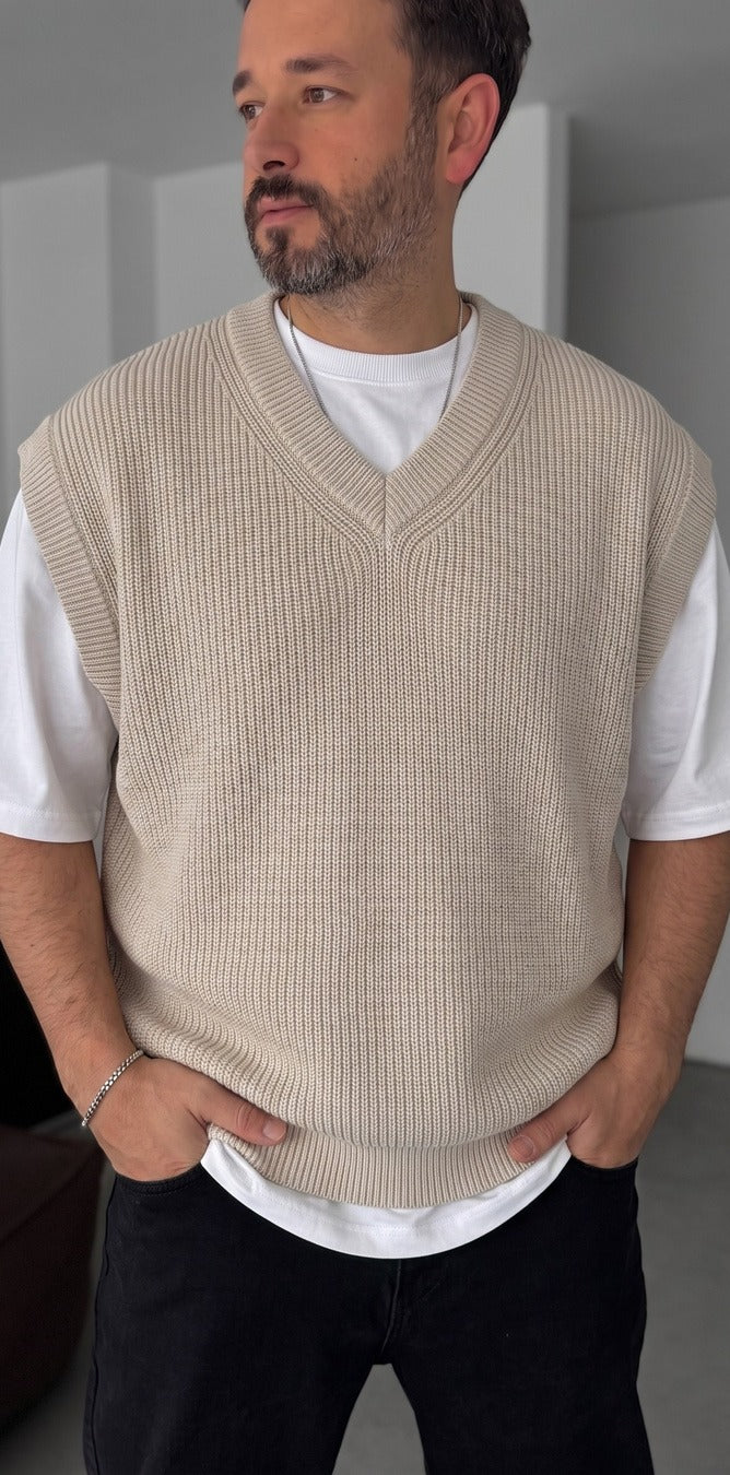 BROEK beige knitted vest over a white tee with relaxed jeans