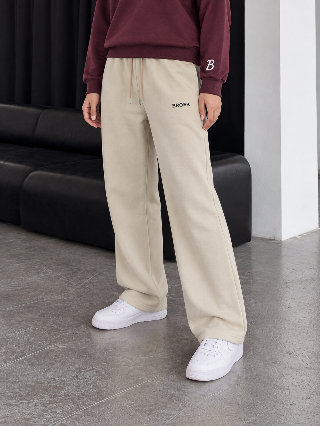 Boxy Sweatsuit – Burgundy / Beige — sweatpants three-quarter view.