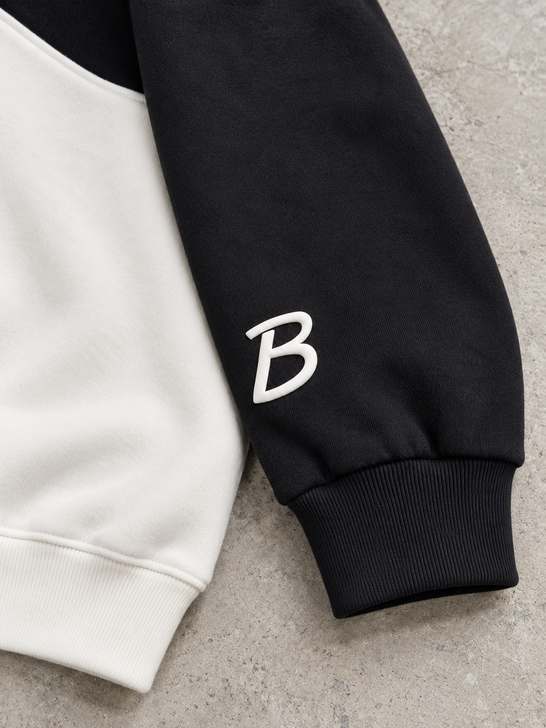 BROEK Colorblock Raglan Crewneck – White / Black — تفاصيل طباعة البف والأسورة