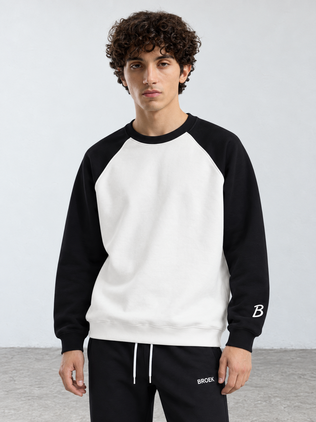 BROEK Colorblock Raglan Crewneck – White / Black — كادر ¾ أمامي — السويتشيرت