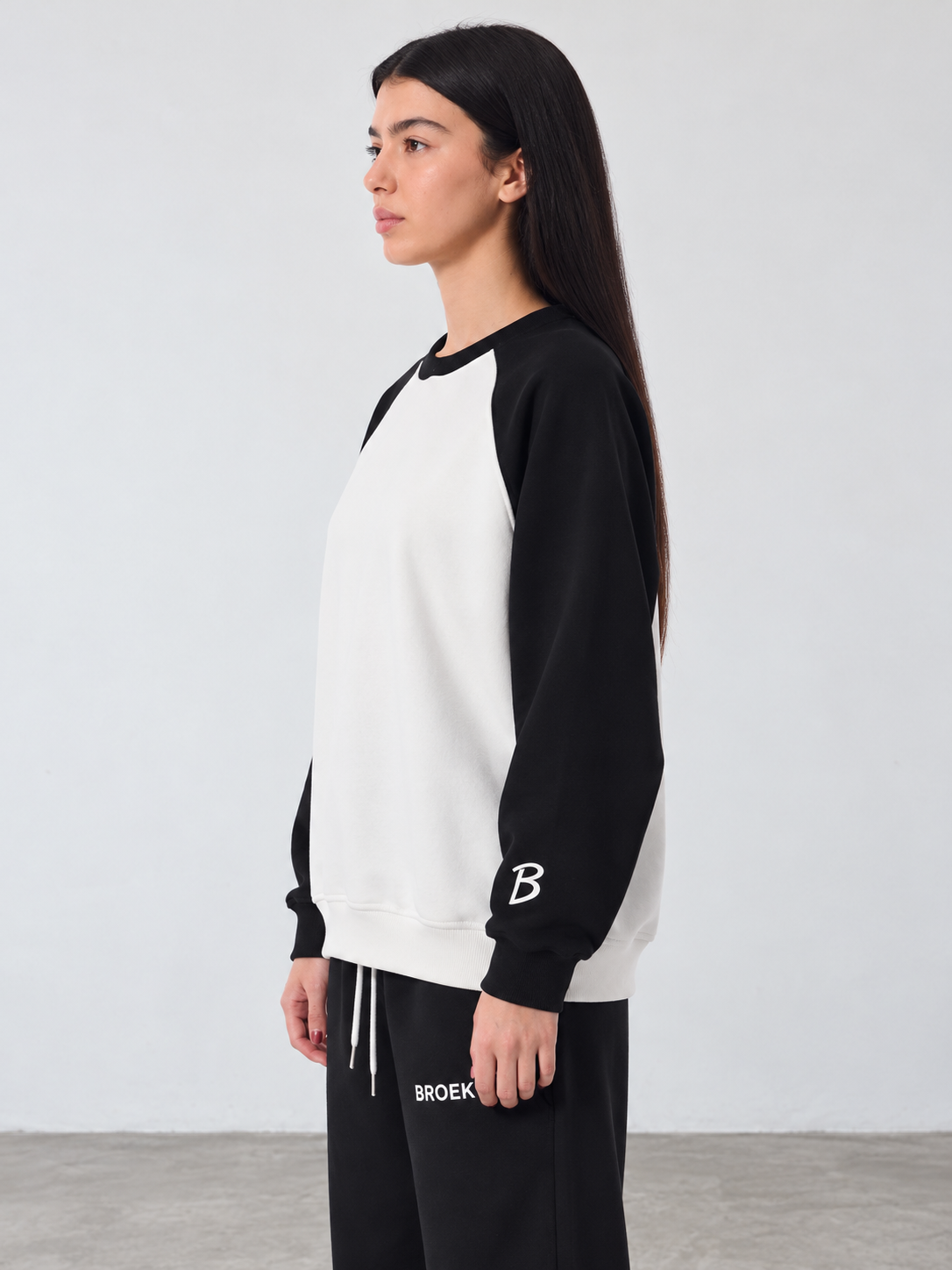 BROEK Colorblock Raglan Crewneck – White / Black — كادر ¾ جانبي — السويتشيرت
