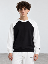 BROEK Colorblock Raglan Crewneck – Black / White — كادر ¾ أمامي — السويتشيرت