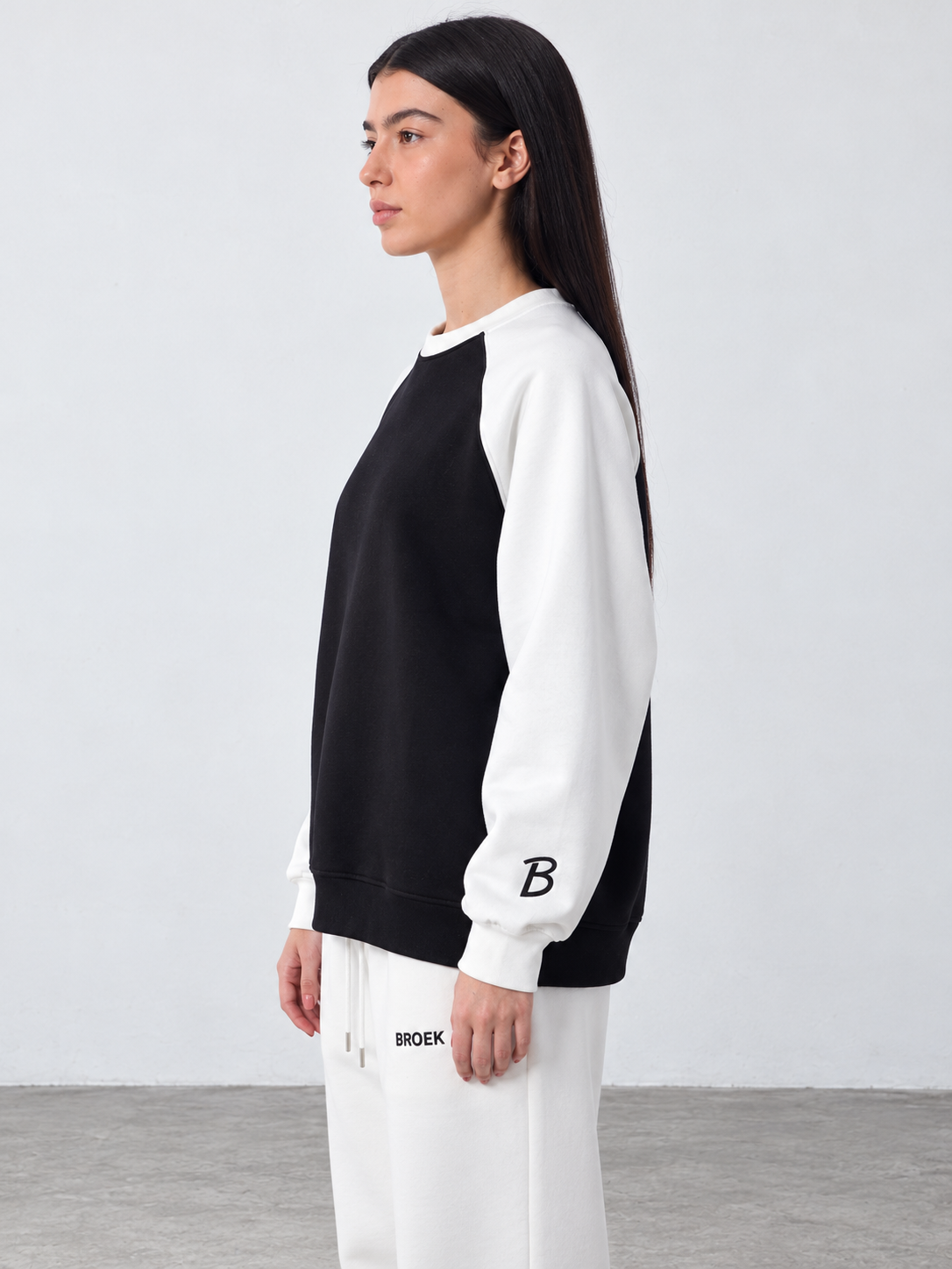 BROEK Colorblock Raglan Crewneck – Black / White — كادر ¾ جانبي — السويتشيرت