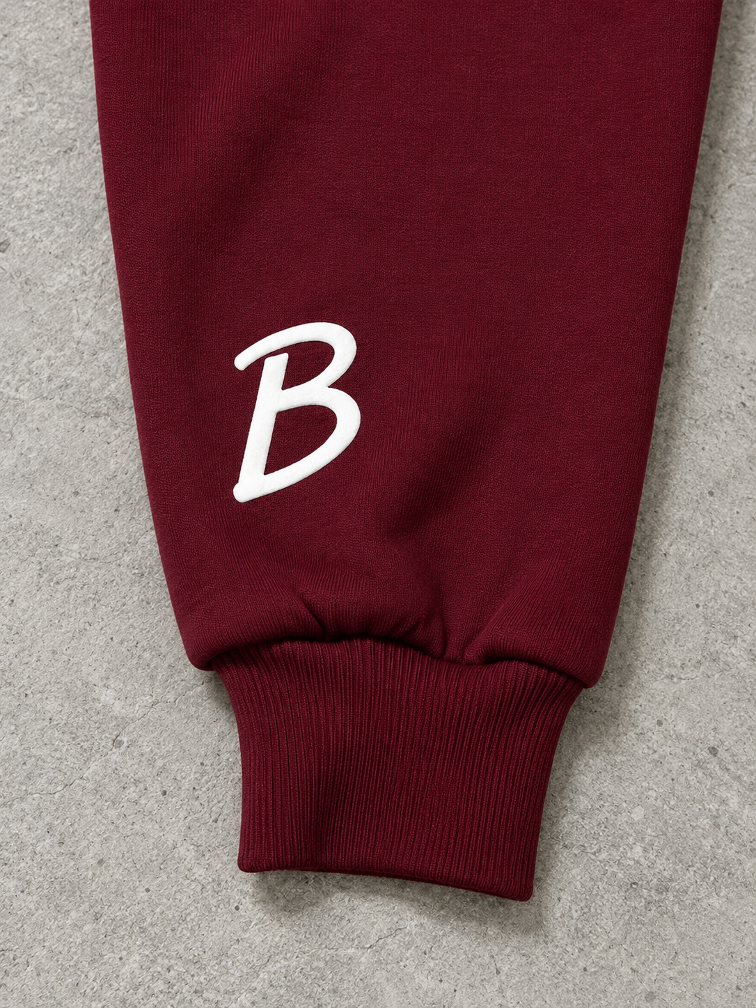 BROEK Colorblock Raglan Crewneck – White / Burgundy — تفاصيل طباعة البف والأسورة