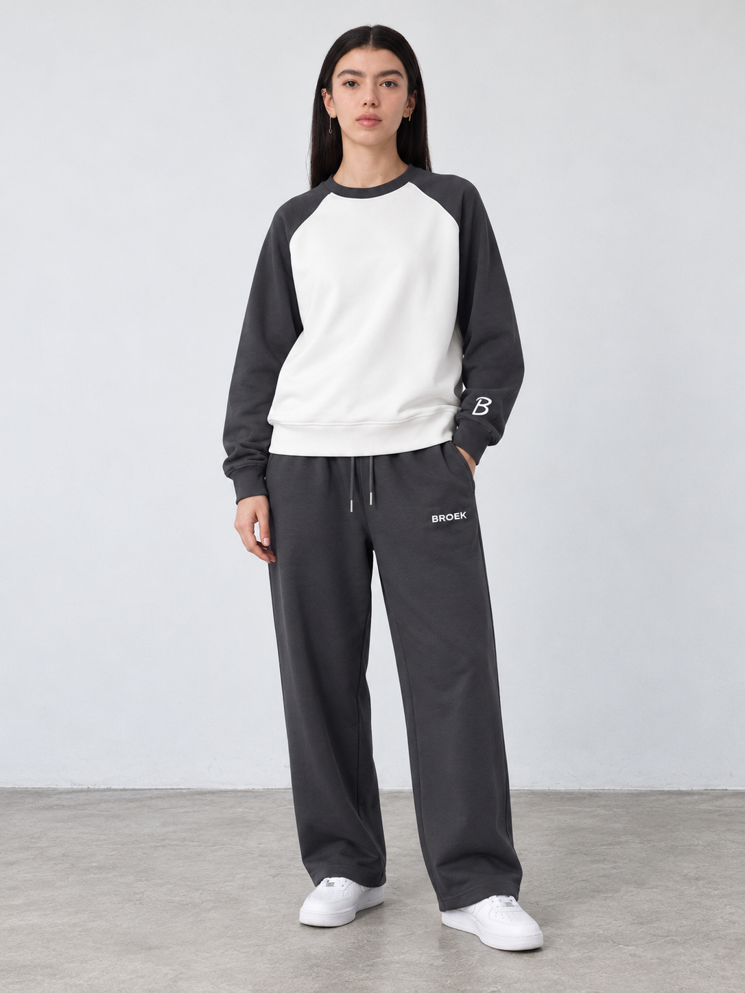 BROEK Relaxed Sweatpants – Smoked Grey — الأوتفيت كامل — بنت