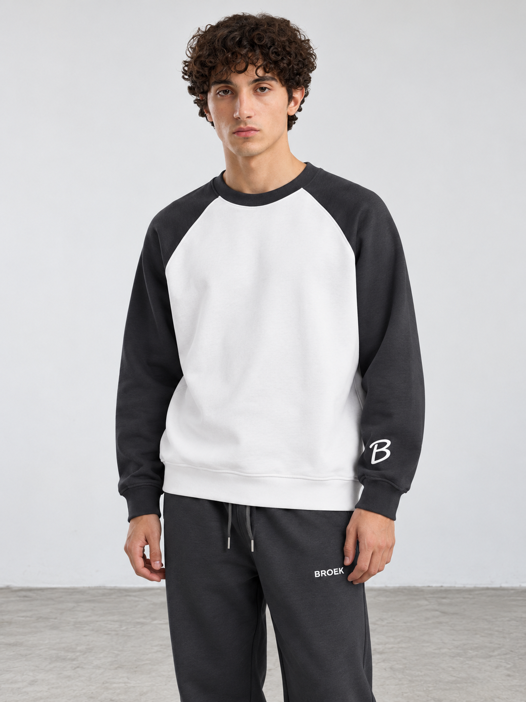 BROEK Colorblock Raglan Crewneck – White / Charcoal — كادر ¾ أمامي — السويتشيرت