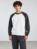BROEK Colorblock Raglan Crewneck – White / Charcoal — كادر ¾ أمامي — السويتشيرت