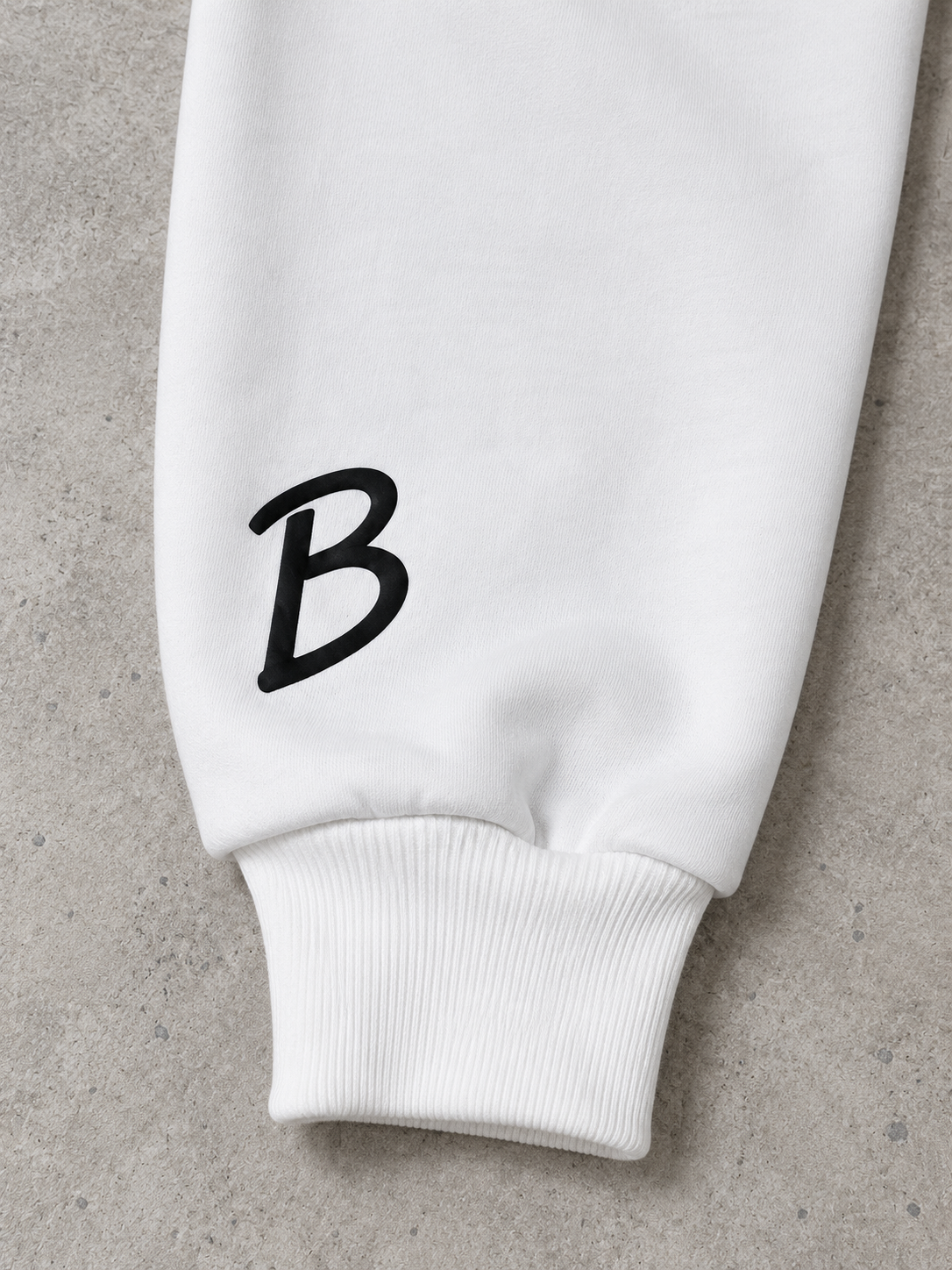BROEK Colorblock Raglan Crewneck – Burgundy / White — تفاصيل طباعة البف والأسورة