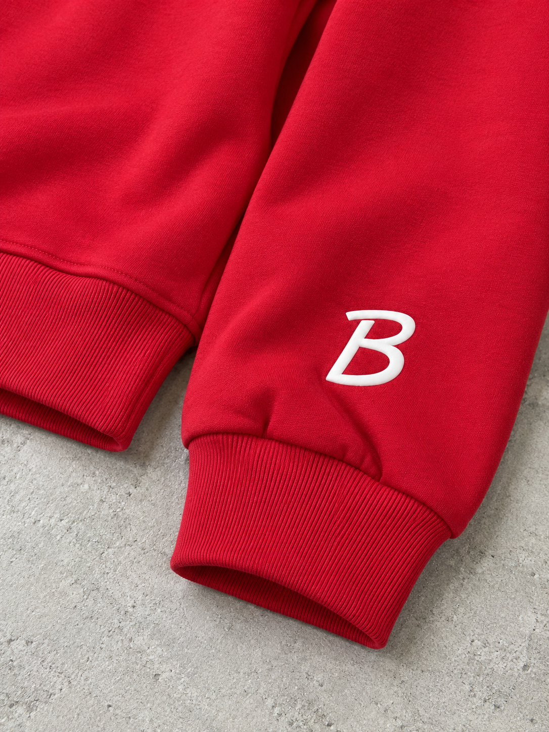 BROEK Raglan Crewneck – Red — تفاصيل طباعة البف والأسورة