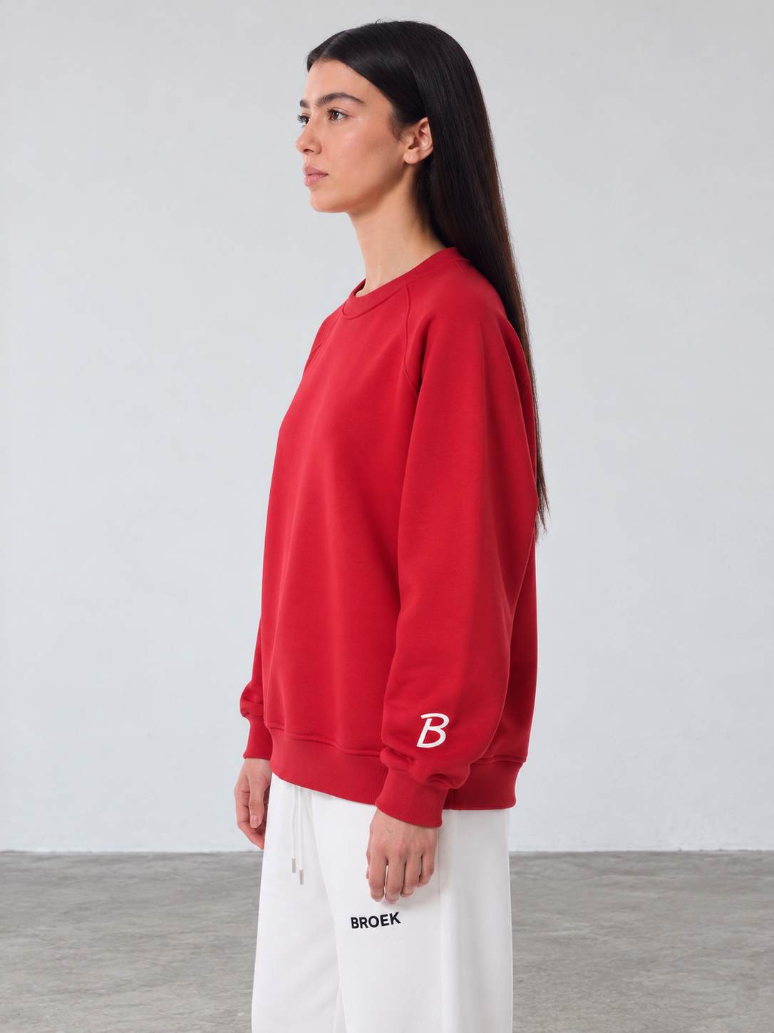 BROEK Raglan Crewneck – Red — كادر ¾ جانبي — السويتشيرت