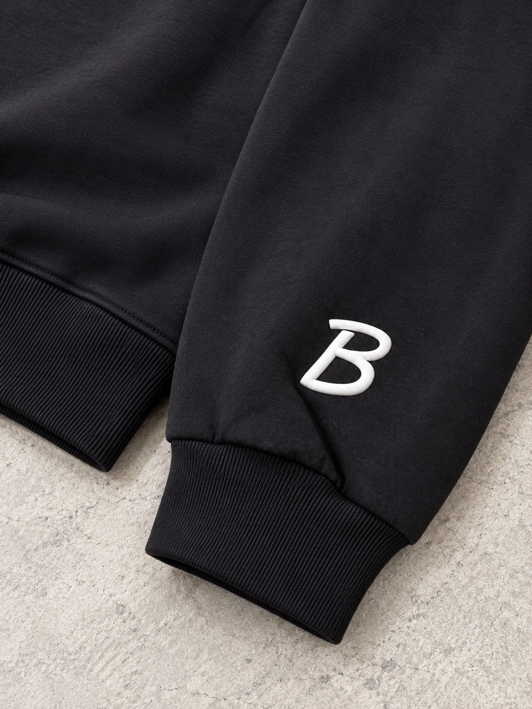 BROEK Raglan Crewneck – Black — تفاصيل طباعة البف والأسورة