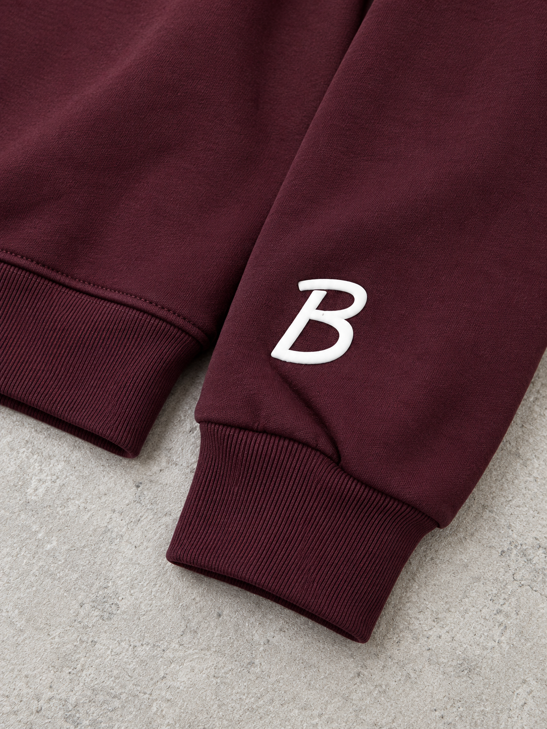 BROEK Raglan Crewneck – Burgundy — تفاصيل طباعة البف والأسورة