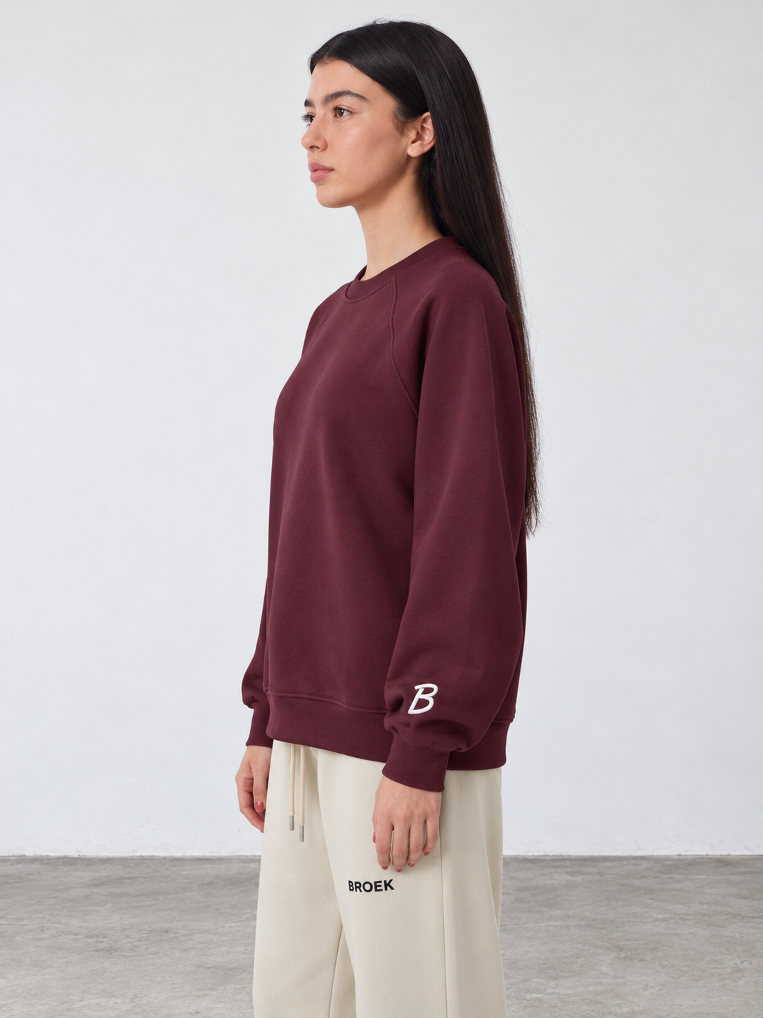 BROEK Raglan Crewneck – Burgundy — كادر ¾ جانبي — السويتشيرت