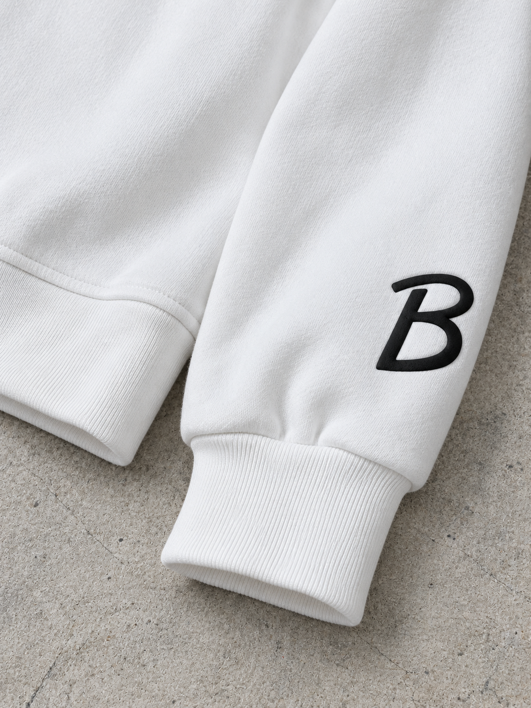 BROEK Raglan Crewneck – White — تفاصيل طباعة البف والأسورة