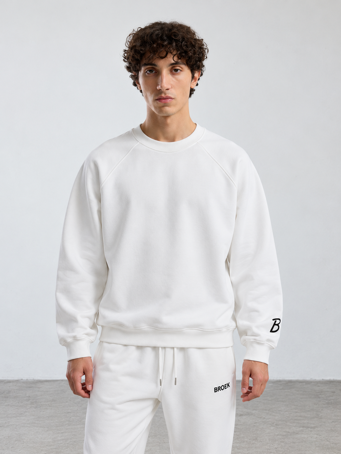 BROEK Raglan Crewneck – White — كادر ¾ أمامي — السويتشيرت