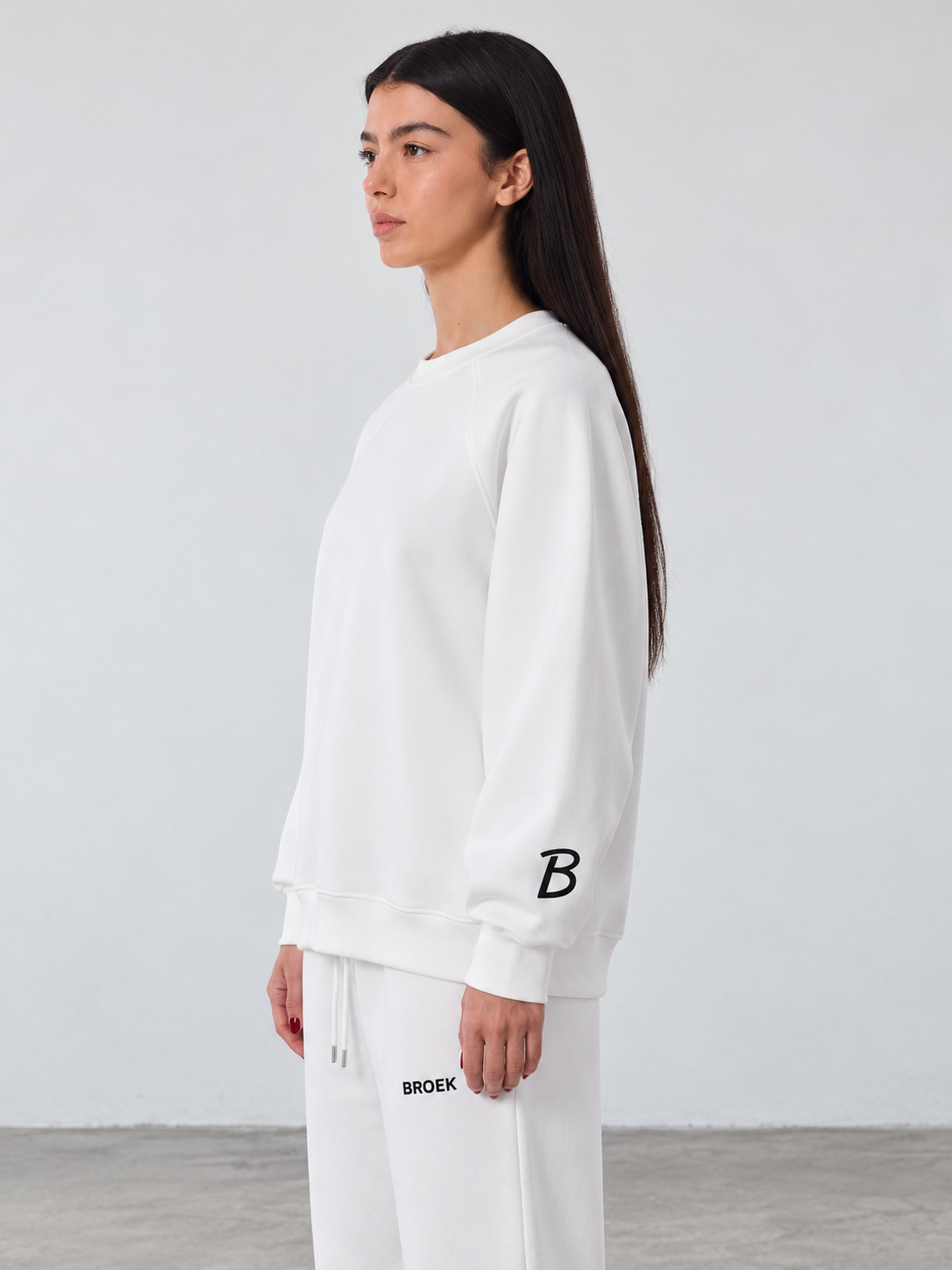 BROEK Raglan Crewneck – White — كادر ¾ جانبي — السويتشيرت