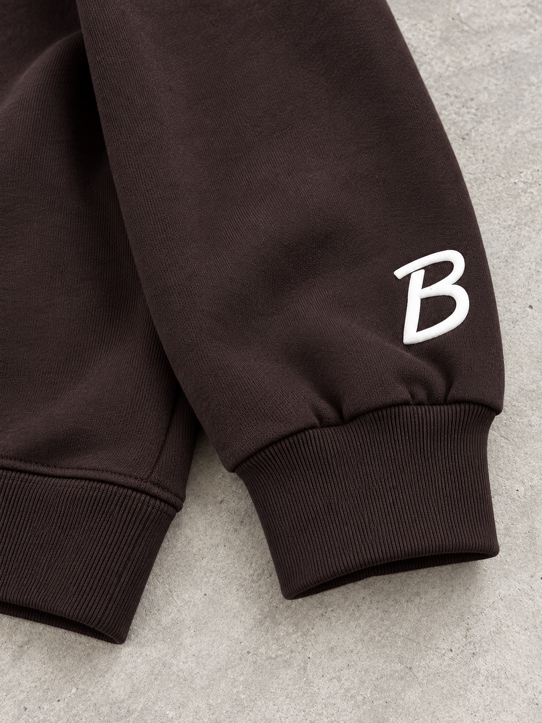 BROEK Raglan Crewneck – Brown — تفاصيل طباعة البف والأسورة