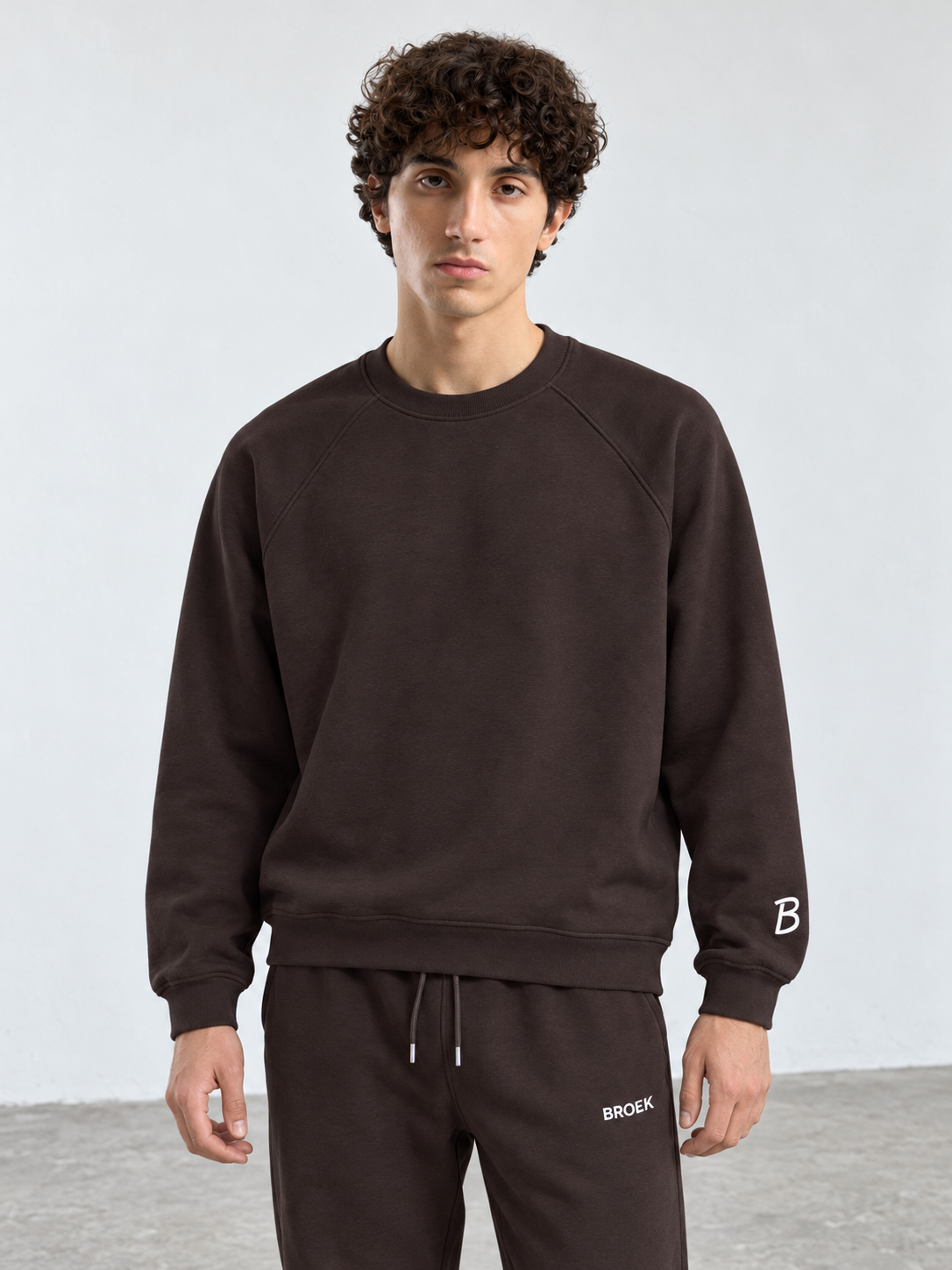 BROEK Raglan Crewneck – Brown — كادر ¾ أمامي — السويتشيرت
