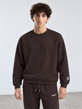 BROEK Raglan Crewneck – Brown — كادر ¾ أمامي — السويتشيرت