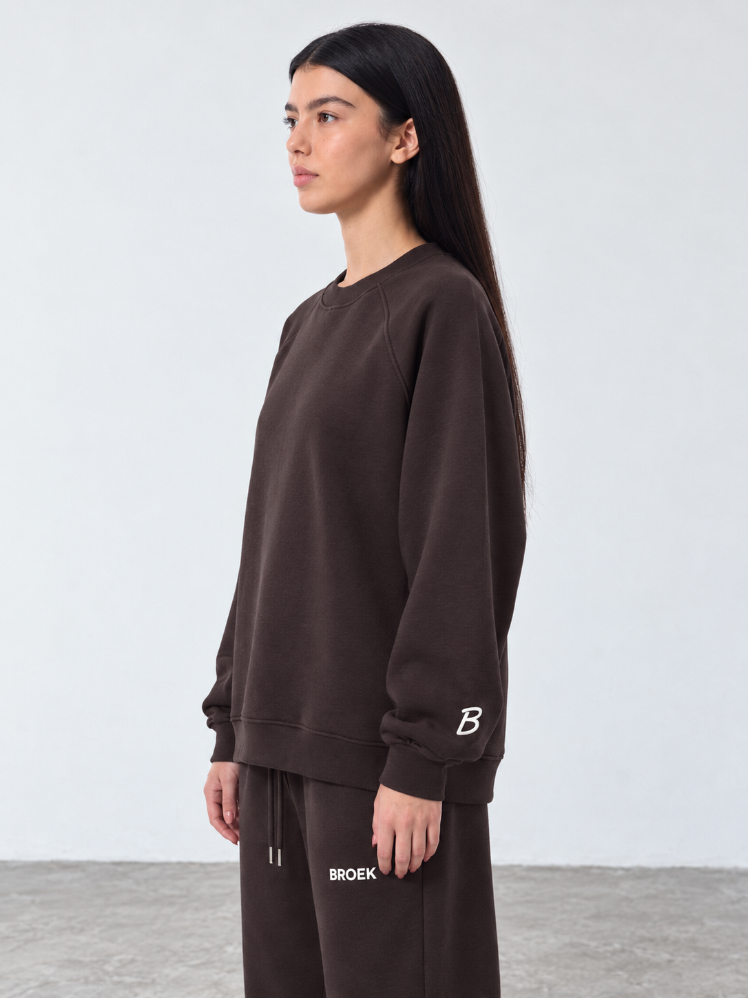 BROEK Raglan Crewneck – Brown — كادر ¾ جانبي — السويتشيرت