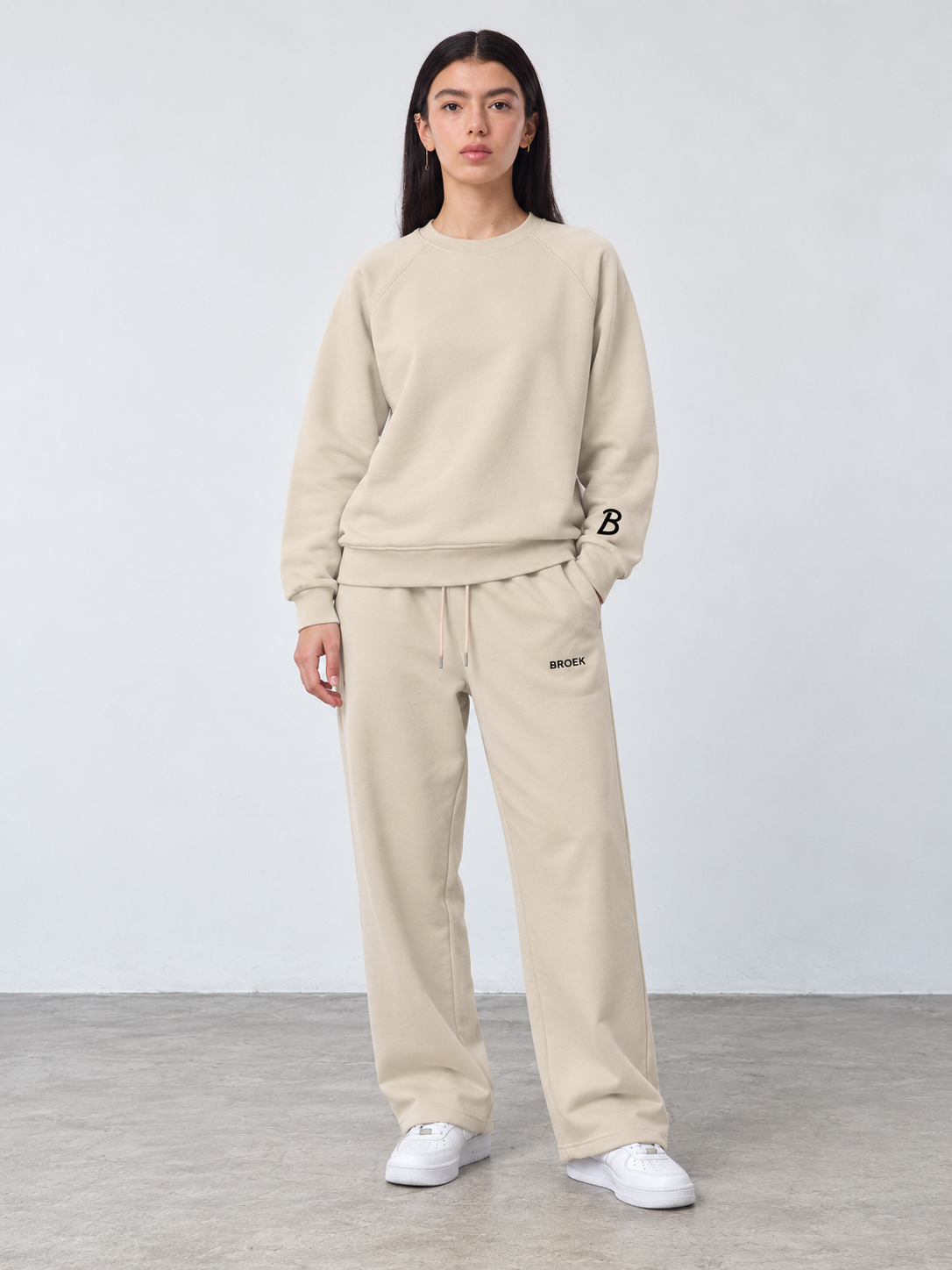 BROEK Relaxed Sweatpants – Beige — الأوتفيت كامل — بنت