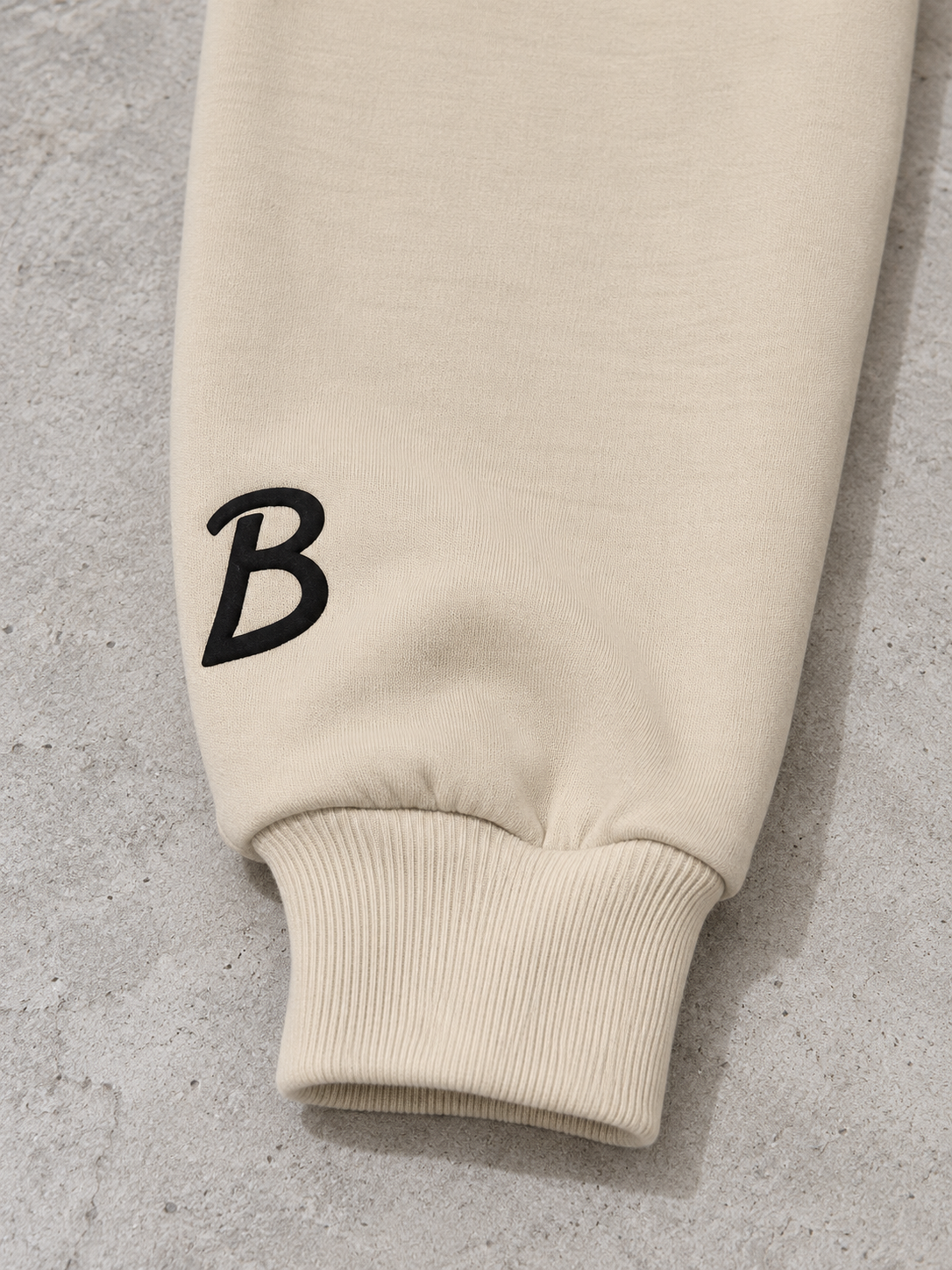 BROEK Raglan Crewneck – Beige — تفاصيل طباعة البف والأسورة