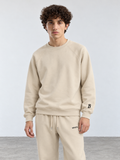 BROEK Raglan Crewneck – Beige — كادر ¾ أمامي — السويتشيرت