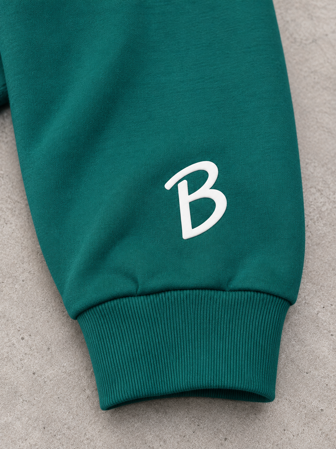 BROEK Raglan Crewneck – Green — تفاصيل طباعة البف والأسورة