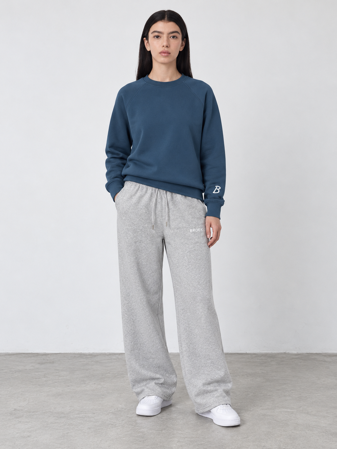 BROEK Relaxed Sweatpants – Grey Melange — أوتفيت مشترك SET 04 — بنت