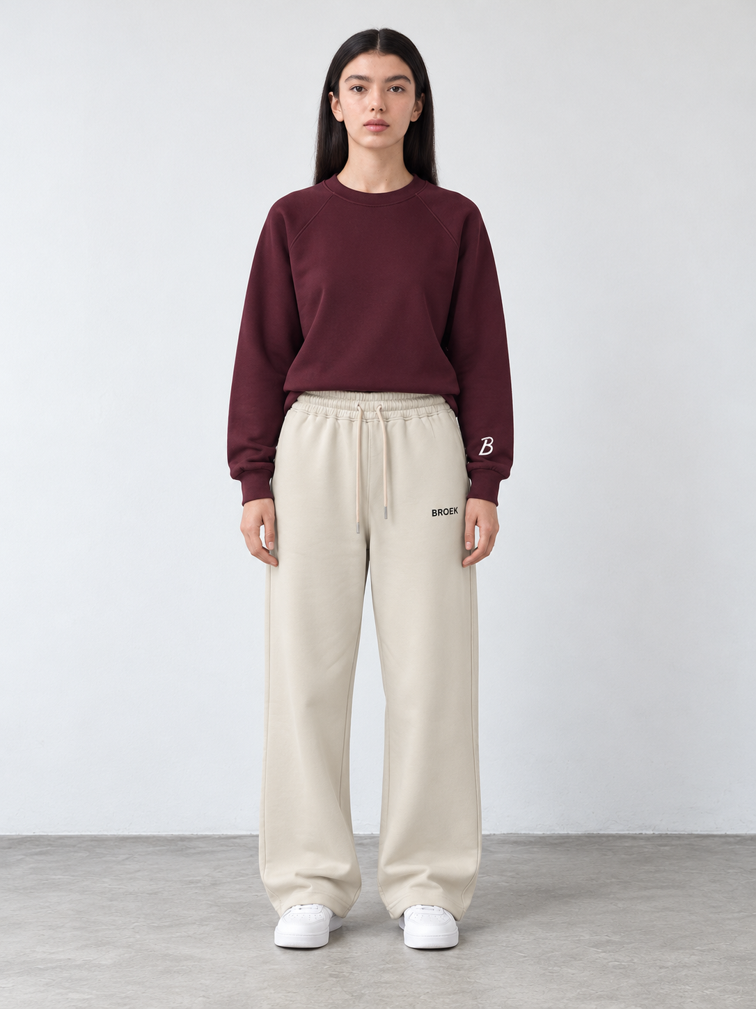 BROEK Relaxed Sweatpants – Beige — أوتفيت مشترك SET 05 — بنت