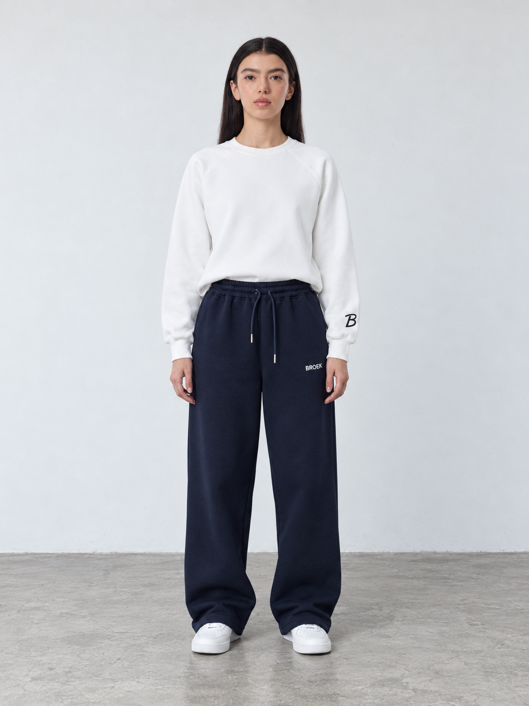 BROEK Relaxed Sweatpants – Navy — أوتفيت مشترك SET 07 — بنت