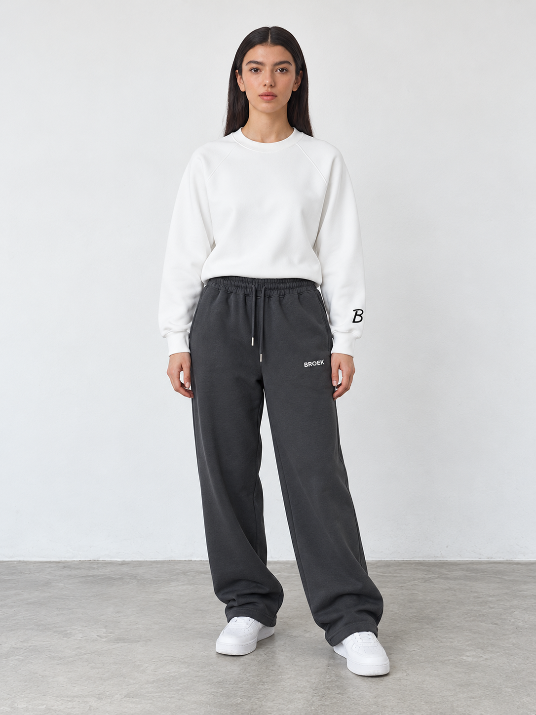BROEK Relaxed Sweatpants – Smoked Grey — أوتفيت مشترك SET 08 — بنت