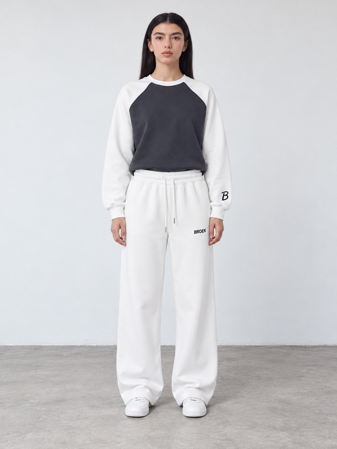 BROEK Relaxed Sweatpants – Off-White — أوتفيت مشترك SET 09 — بنت