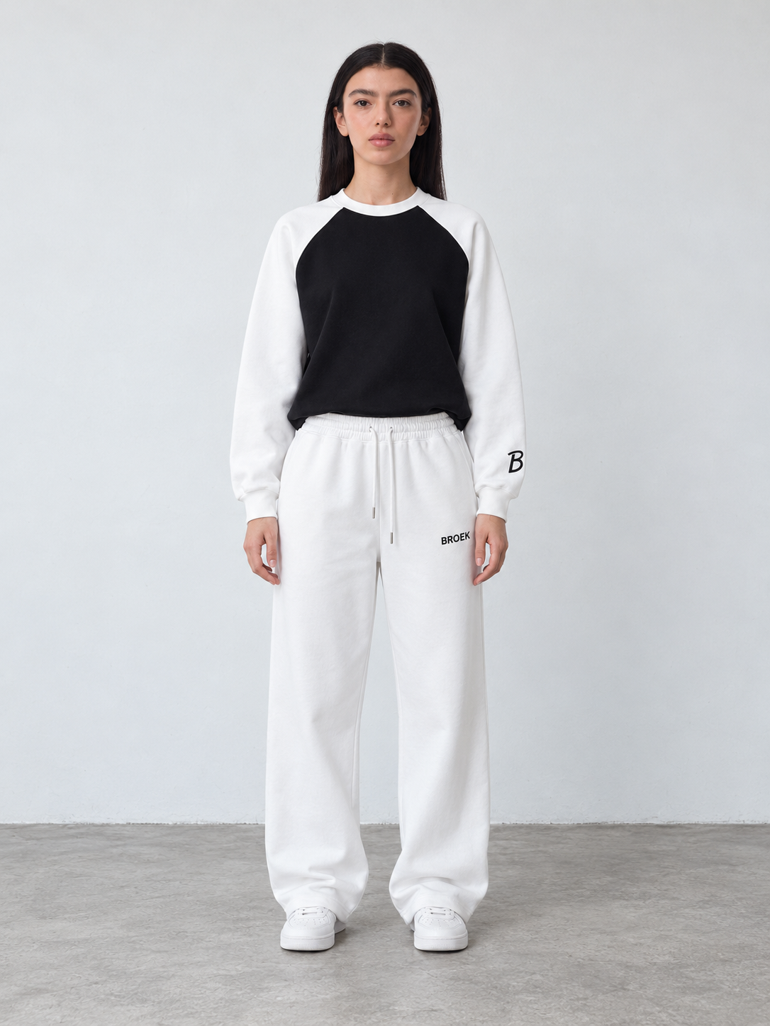 BROEK Relaxed Sweatpants – Off-White — أوتفيت مشترك SET 11 — بنت