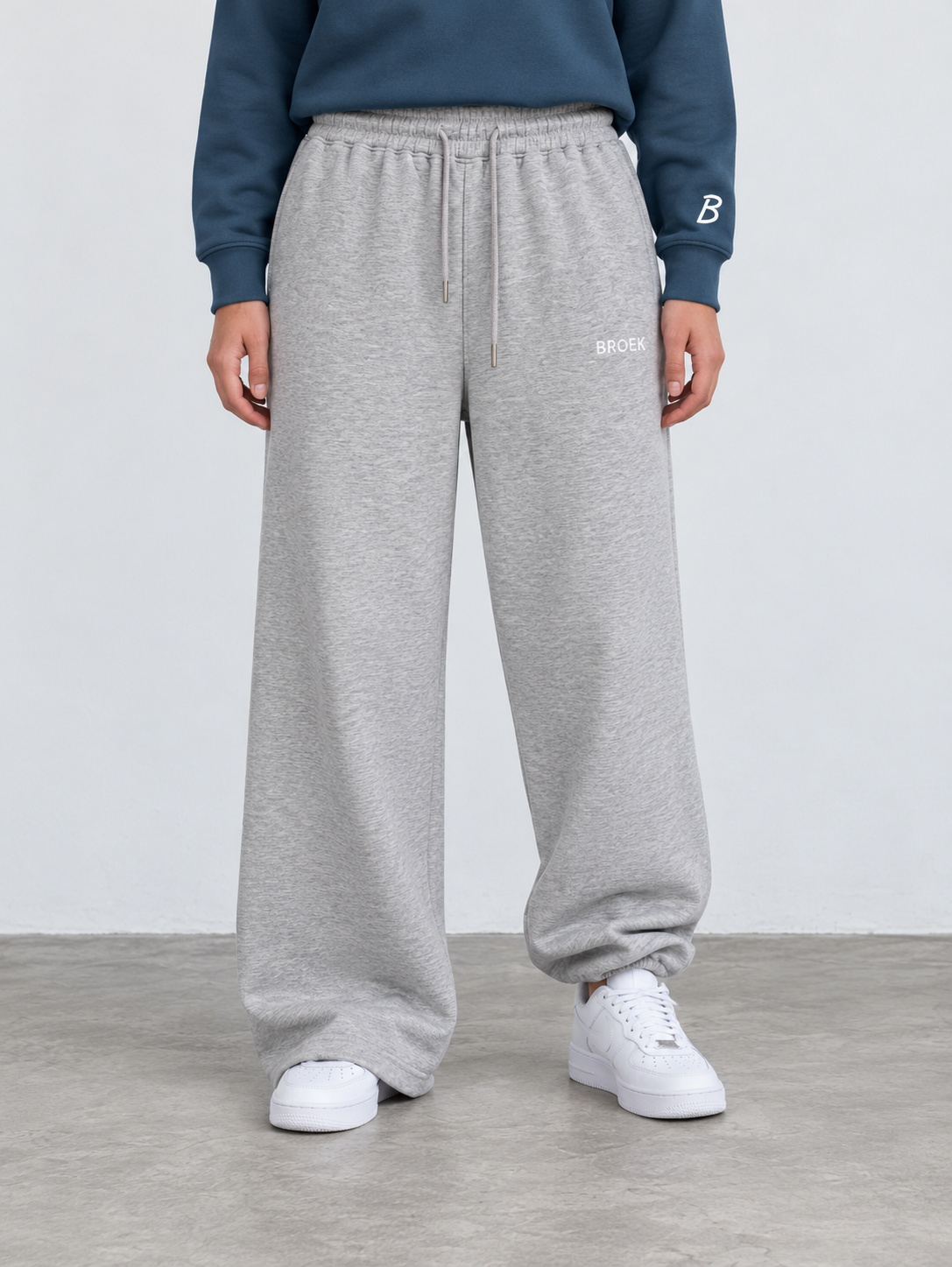 BROEK Relaxed Sweatpants – Grey Melange — أمامية واحدة — رجل مضمومة وأخرى مفتوحة